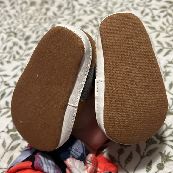 0-3 month crib shoes NWOT - Picture 2 of 3